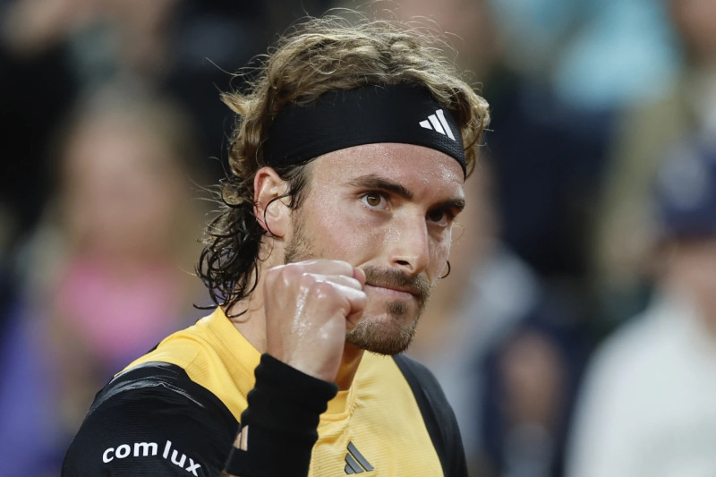 Stefanos Tsitsipas hace un gesto de emoción tras eliminarr a Zhang Zhizhen.