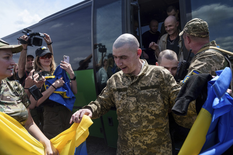 Un soldado ucraniano reacciona tras volver del cautiverio en un intercambio de prisioneros de guerra, en la región de Sumy, Ucrania, el 31 de mayo de 2024.