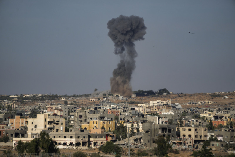 El humo sube tras un ataque aéreo israelí en Rafah, sur de la Franja de Gaza, el viernes 31 de mayo de 2024