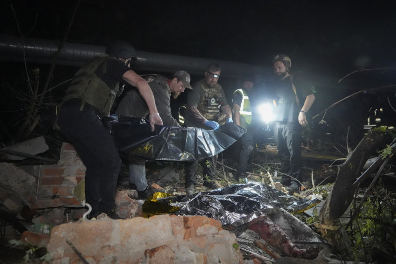 Agentes de policía cubren un cadáver tras el ataque con misiles rusos a un edificio de apartamentos en Kharkiv, Ucrania, viernes 31 de mayo de 2024