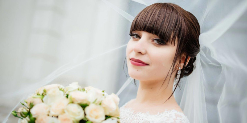 En una boda son muchos los aspectos a tener en cuenta pero, si se trata de lucir impecable ante el altar, hay algunas tendencias de moda y consejos de estilismo con los que brillar en una ceremonia redonda. Foto LeClan.