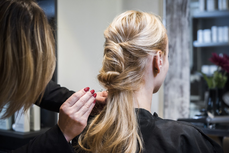 La eterna trenza nunca pasa de moda, es un peinado que surge en todas las formas y longitudes: de espigas, deshechas, en corona, planas o abiertas y para todo tipo de ocasiones, como puede ser una boda. Foto Lobelia Sagasta 2