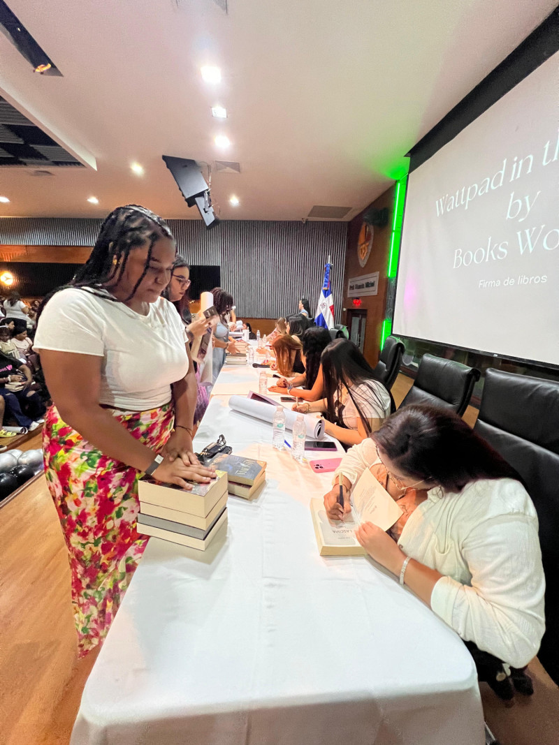 Firma de escritoras de Wattpad atrae a cientos de jóvenes en Santo Domingo