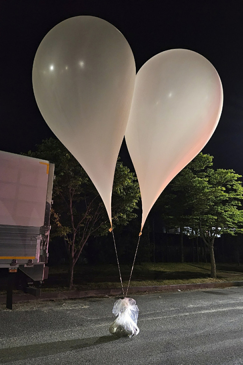 En esta foto se muestran dos globos con basura, presuntamente enviados por Corea del Norte, en la provincia de Chungcheong Sur, Corea del Sur, el miércoles 29 de mayo de 2024