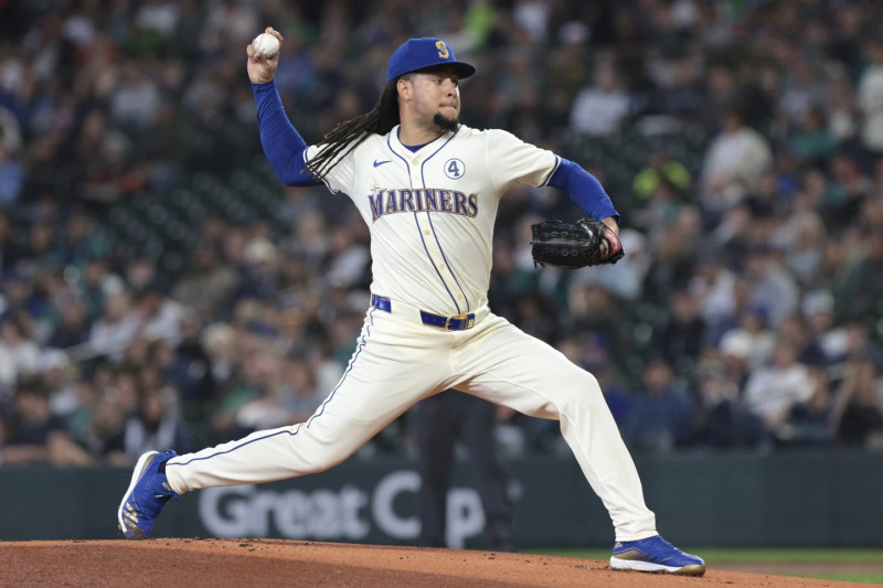 Luis Castillo lanza durante la primera entrada de un juego de béisbol contra los Angelinos de Los Ángeles.