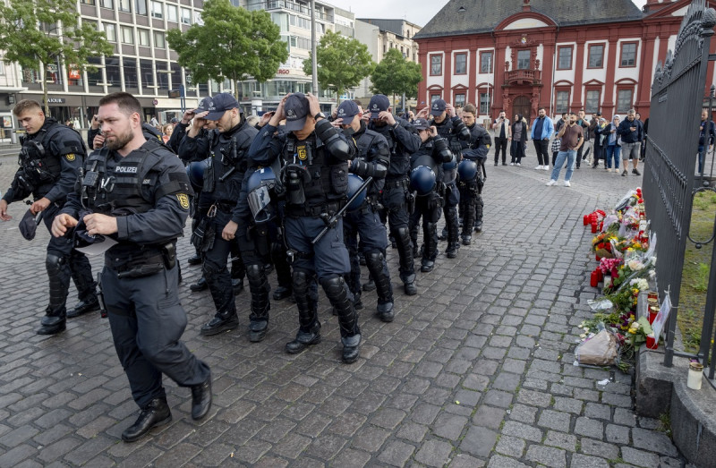 Policías alemanes rinden tributo a un camarada caído en Mannheim, Alemania, el 2 de junio del 2024.