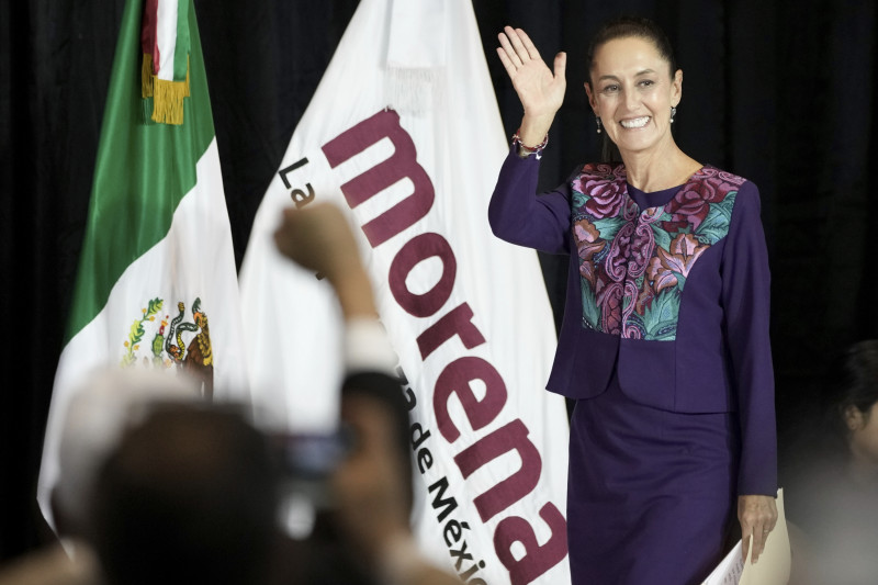 La candidata del partido oficialista Claudia Sheinbaum saluda a su llegada tras el cierre de urnas en las elecciones generales en Ciudad de México, en la madrugada del lunes 3 de junio de 2024.