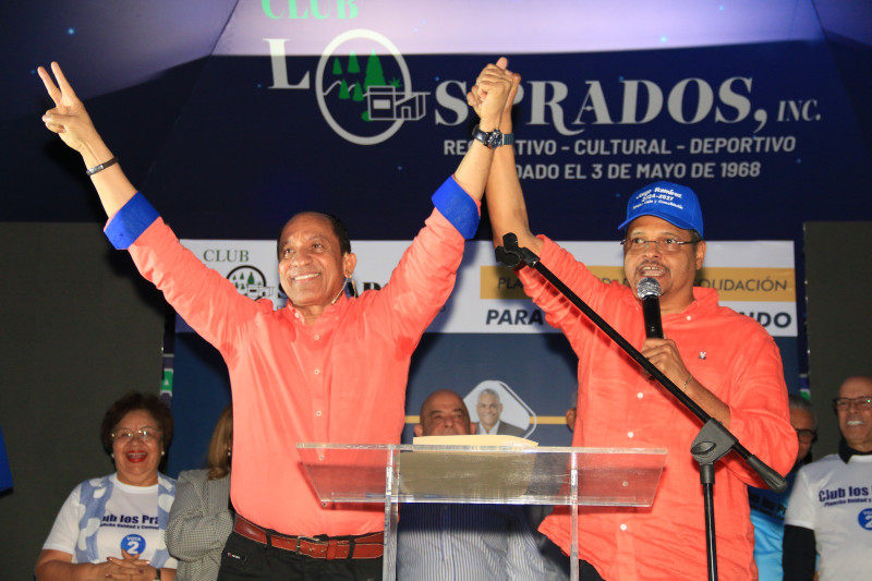 Jorge Ramírez, electo presidente del club Los Prados, junto al mayor general (r) Juan Manuel Méndez García, quien le levanta los brazos tras obtener el triunfo arrollador.