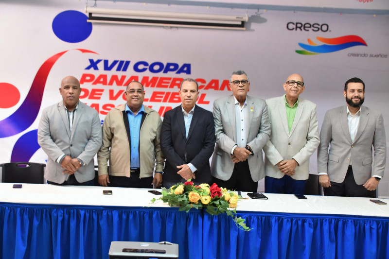 El ingeniero Rafael Villalona,  presidente del comité organizador de la Copa Panamericana Masculina de Voleibol, junto a Garibaldy Bautista, Alexis García, Nelson Ramírez, Tony Mesa y Osvaldo Villalona.