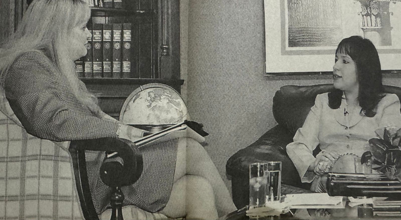 Fotografía de archivo del jueves 24 de octubre de 2002 muestra a la periodista Asela María Lamarche, de LISTÍN DIARIO, mientras entrevista a jueza July Tamáriz sobre diferentes tópicos relacionados con la justicia.