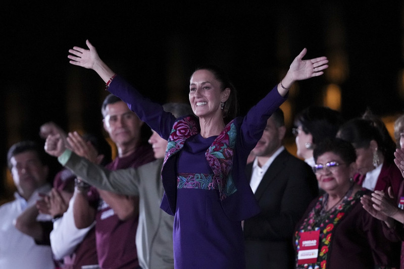 La presidenta electa Claudia Sheinbaum se dirige a sus seguidores en la plaza del Zócalo, tras el anuncio del conteo rápido oficial en las elecciones generales, en la madrugada del lunes 3 de junio de 2024.