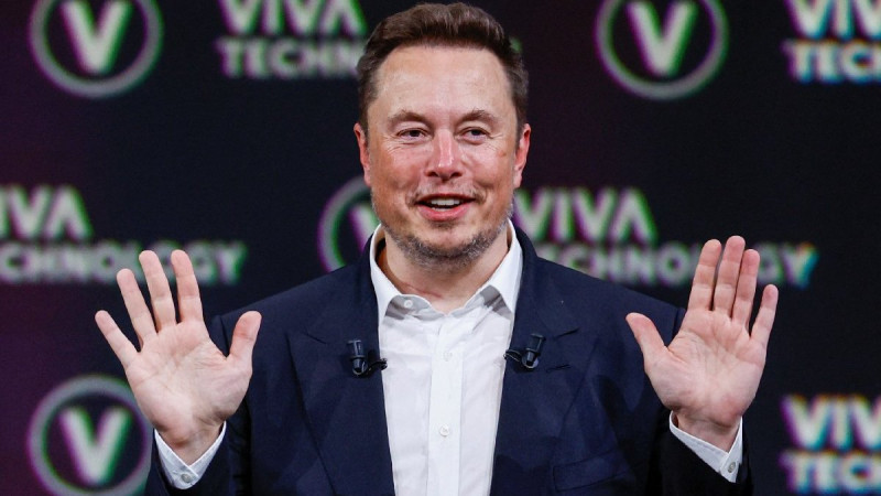 Elon Musk, tras comprar la red por 44,000 millones de dólares en 2022, ha suavizado las reglas de X.