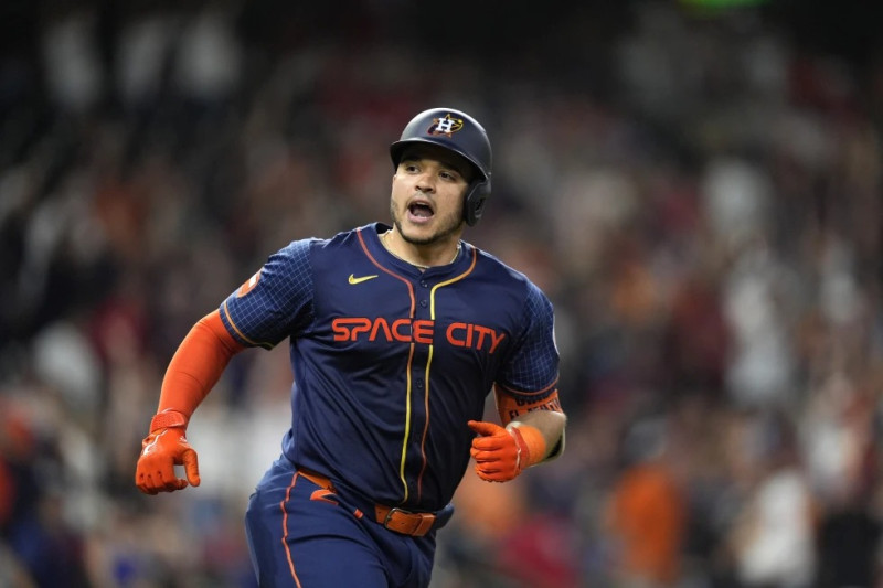 Yainer Díaz, de los Astros de Houston, celebra después de batear cuadrangular de dos carreras en contra de los Cardenales de San Luis.