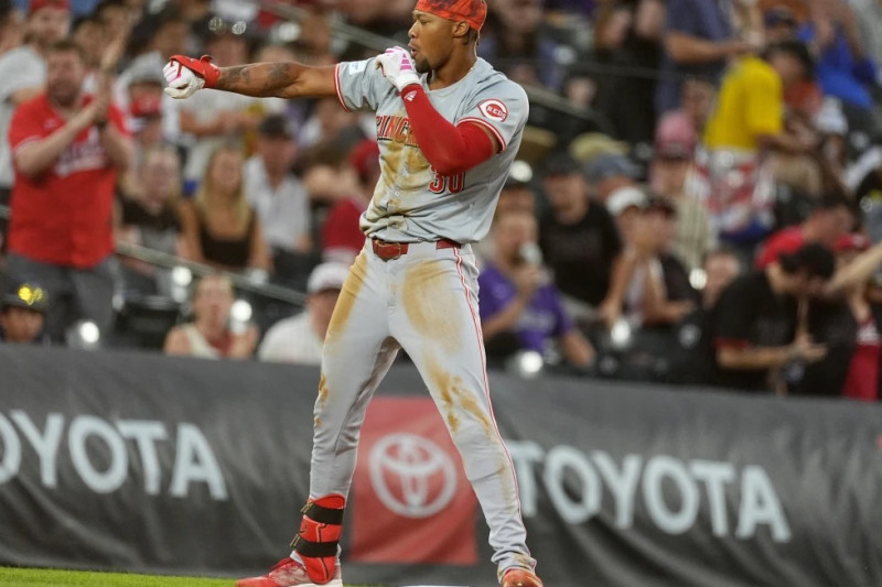 Will Benson, de los Rojos, celebra después de llegar a salvo a tercera base con un triple que produjo dos carreras contra el abridor de los Rockies, Ryan Feltner.