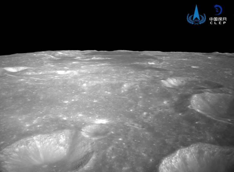 vista general de los cráteres en la superficie de la luna