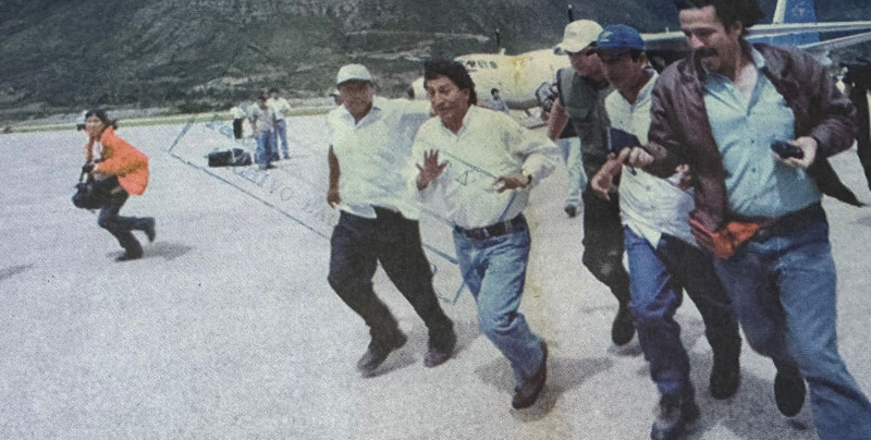 Fotografía de archivo del lunes 26 de marzo de 2001 muestra al candidato presidencial peruano Alejandro Toledo se aleja corriendo del avión que lo transportó junto a sus asistentes a la población de Huarás, donde tenía programada una concentración para buscar adeptos a su candidatura para los comicios el 8 de abril.