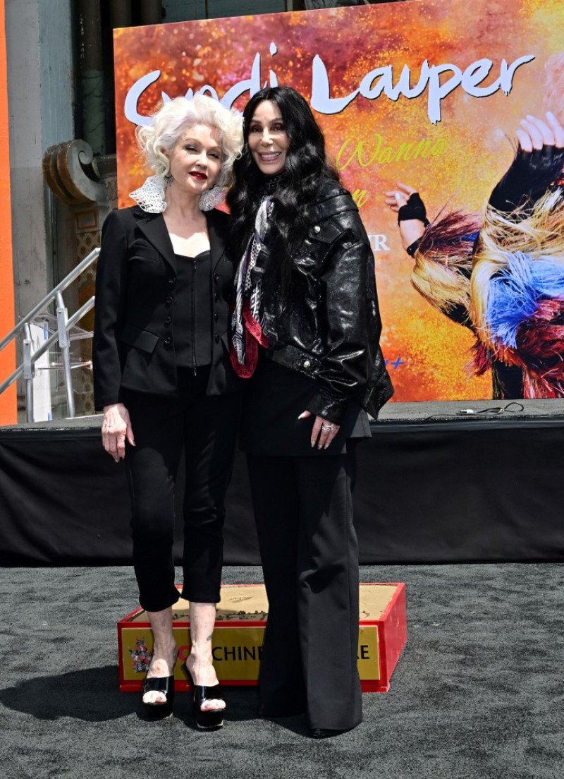 Cyndi Lauper posa con Cher