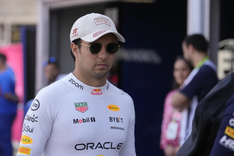 El piloto de Red Bull Sergio Pérez llega a los pits previo al Gran Premio de Mónaco de la Fórmula Uno, el domingo 26 de mayo de 2024.