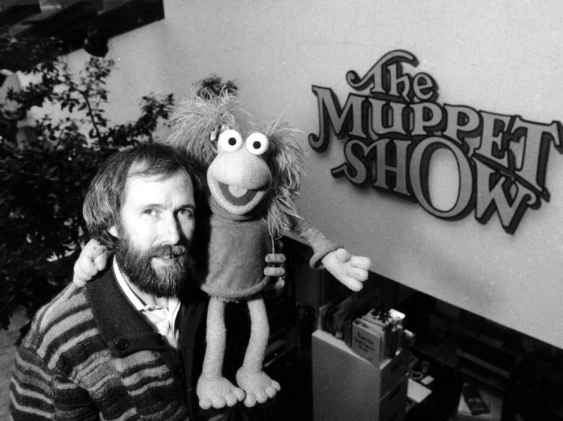 El creador de los Muppets Jim Henson posa con una de sus creaciones en la oficina de Henson en la calle 69 en Nueva York el 6 de febrero de 1984. Henson es retratado en el documental "Jim Henson: Idea Man".