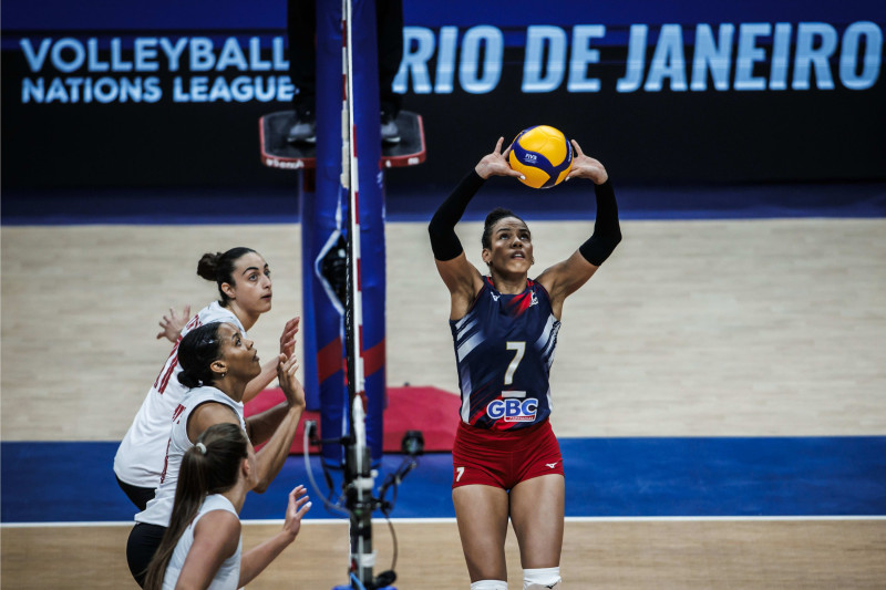 Niverka Marte, de Dominicana, levanta una bola en uno de los partidos internacionales.