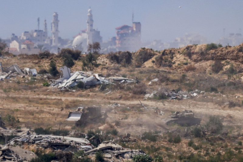Una imagen tomada desde la frontera israelí con la Franja de Gaza muestra tanques del ejército israelí maniobrando dentro de Gaza, el 4 de junio de 2024