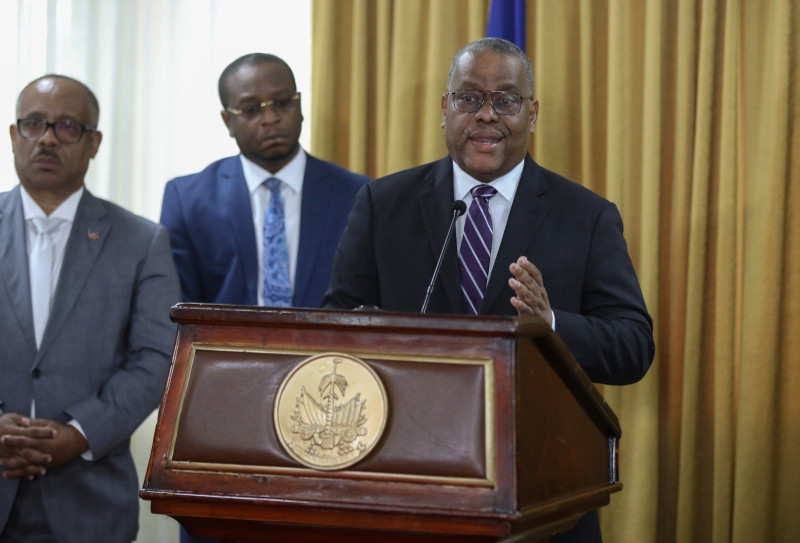 Garry Conille habla con la prensa después de su ceremonia de juramentación como primer ministro en Puerto Príncipe, el lunes 3 de junio de 2024.