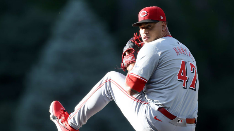 Frankie Montás de los Rojos se prepara para realizar un lanzamiento en el partido frente a los Rockies de Colorado.