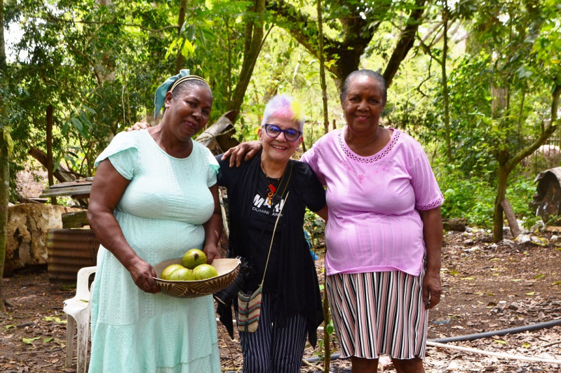 Xiomarita Pérez comparte con las hermanas Rufina y Martina González en Las Aromas.