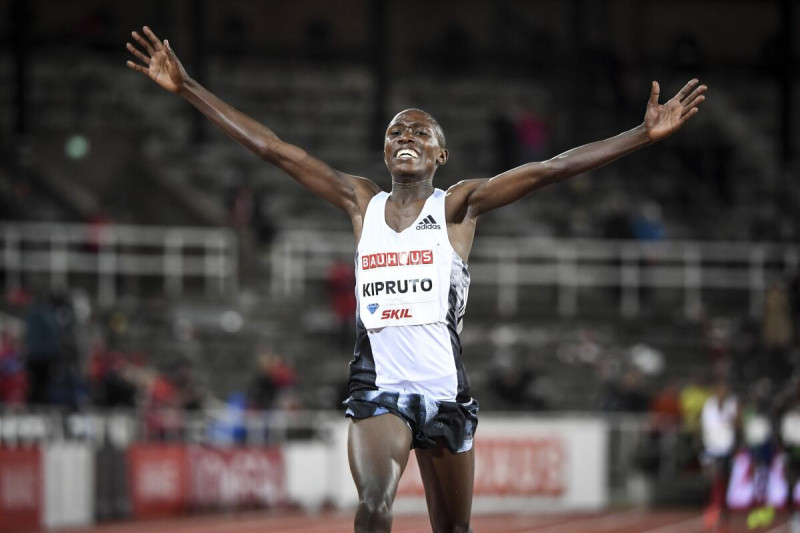 El keniano Rhonex Kipruto celebra su victoria en los 10.000 metros masculino en la justa de la Liga Diamante, en Estocolmo, el 30 de mayo de 2019.