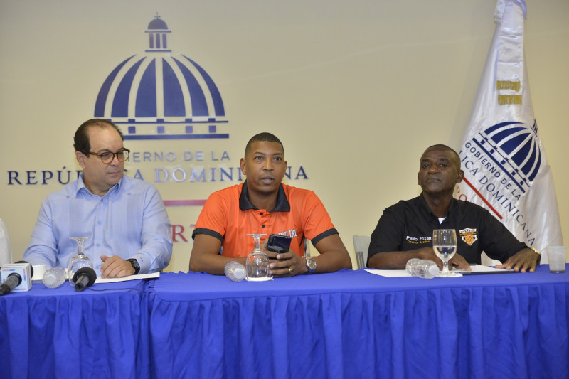 Paulino Mota anuncia el torneo de baloncesto dedicado al ministro de deportes.
