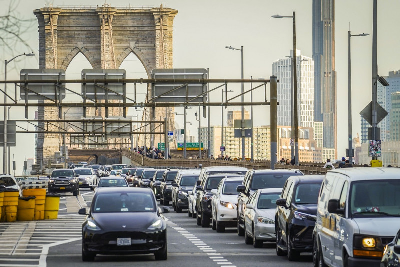 Automóviles ingresan a la parte sur de Manhattan tras cruzar el Puente de Brooklyn, el jueves 8 de febrero de 2024, en Nueva York.