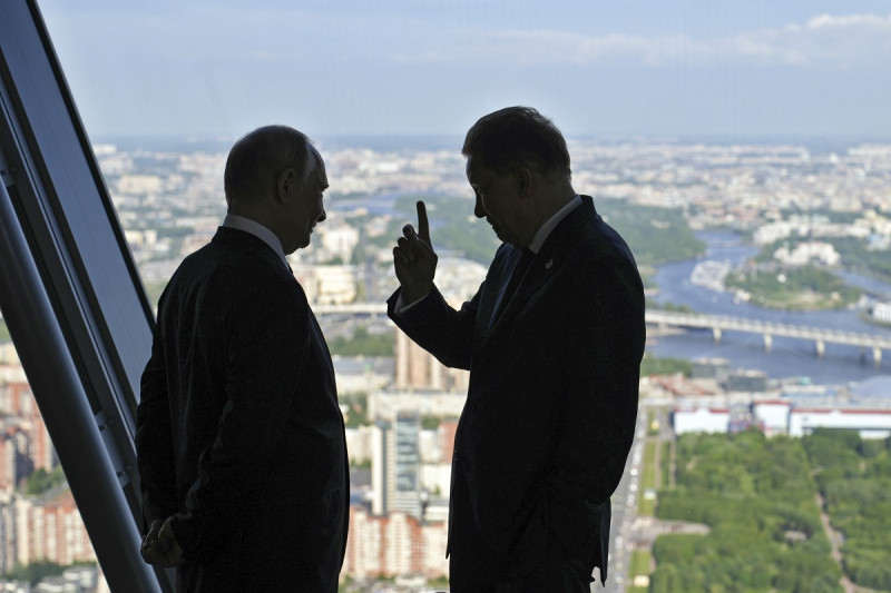 El jefe del monopolio de gas ruso Gazprom, Alexei Miller, a la derecha, gesticula mientras habla con el presidente ruso Vladimir Putin durante su visita al rascacielos Lakhta Center, en San Petersburgo, ayer.