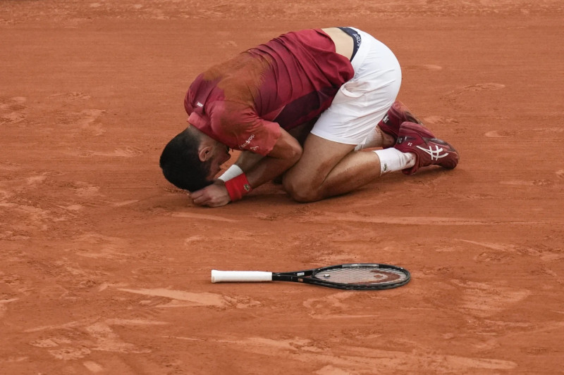 Novak Djokovic yace en el terreno luego de sufrir una caída en el partido frente a Francisco Cerúndolo.