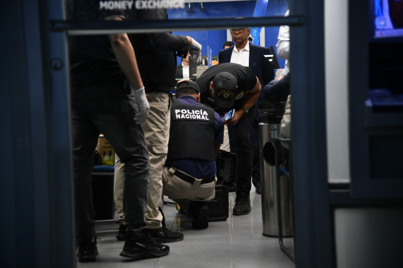 Agentes policiales en la escena del robo, el pasado lunes, en la sucursal del Banco Popular, ocurrido el lunes 3 de junio