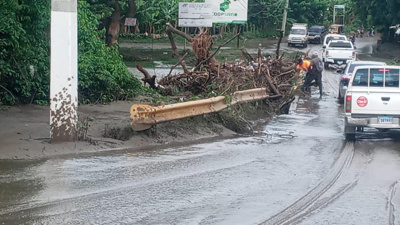 Lluvias provocaron desbordamientos de ríos y calles inundadas.