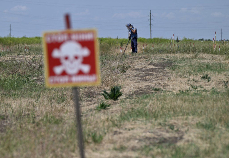 Un desminador de la ONG HALO Trust limpia minas en un campo en las afueras de la aldea de Snigurivka, región de Mykolaiv, el 4 de junio de 2024, en medio de la invasión rusa de Ucrania.