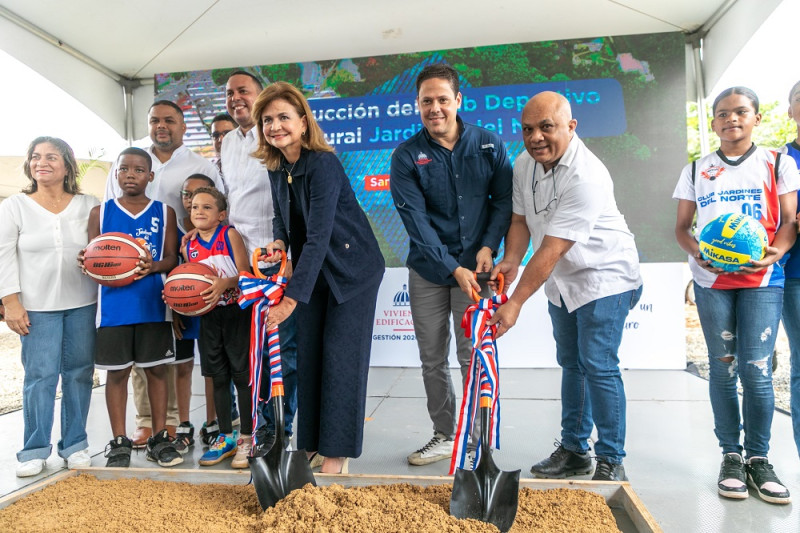 Durante el inicio de los trabajos, la vicepresidenta expresó que este primer picazo es un acto de justicia ante la larga espera de los comunitarios de los Jardines del Norte