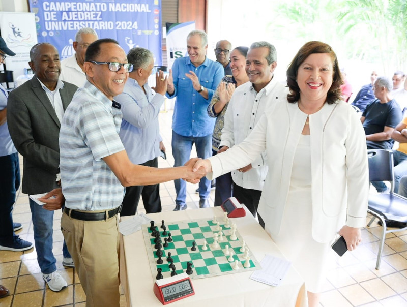La licenciada Ángela Jáquez y Bienvenido Castrohicieron la movida de honor para dejar inaugurado el evento en la inauguración del torneo de ajedrez de los Juegos Universitarios 2024.