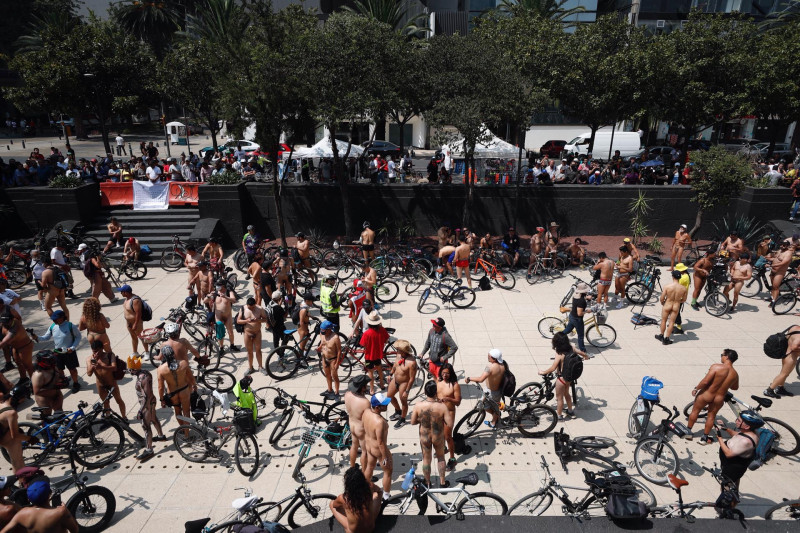 MEX464. CIUDAD DE MÉXICO (MÉXICO), 08/06/2024.- Personas participan en la decimoséptima rodada al desnudo, para promover el uso y respeto hacia los ciclistas, este sábado en la Ciudad de México (México).