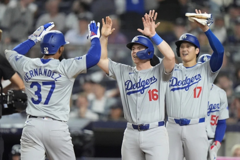 Los jugadores de los Ángeles Dodgers celebran luego de un jonrón con Teoscar Hernández.