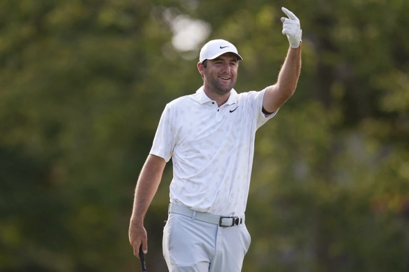 Scottie Scheffler antes de golpear desde el tee 18 durante la tercera ronda del torneo de golf Memorial el sábado 8 de junio de 2024, en Dublin, Ohio.