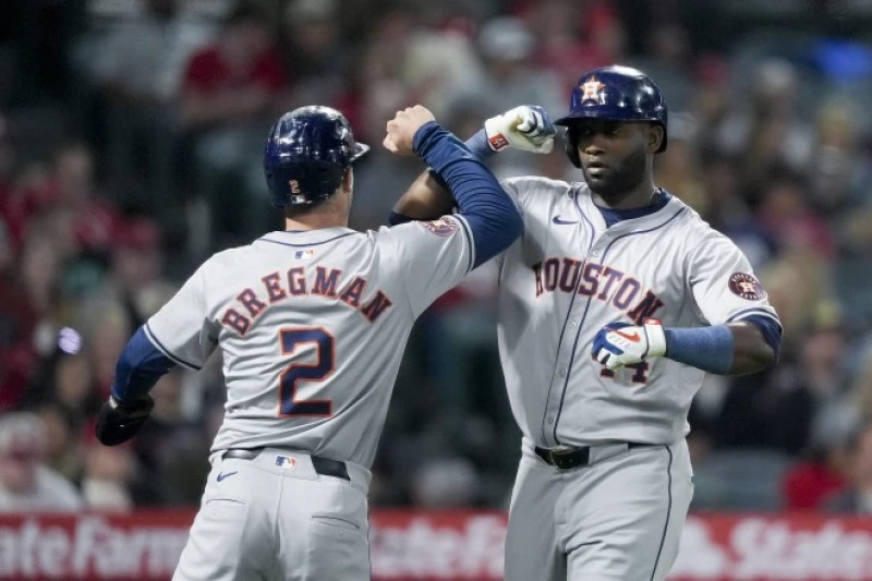 Jordan Álvarez es felicitado en el  plato por Alex Bregman tras dar un cuadrangular.