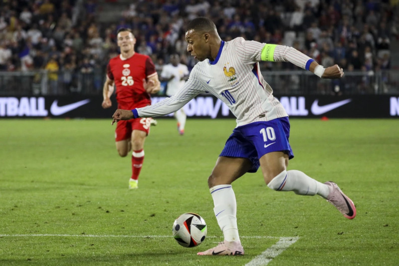 El francés Kylian Mbappé controla el balón durante el primer tiempo del juego ante Canadá.