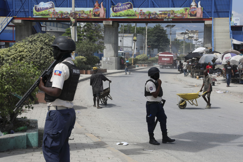Agentes de la policía nacional patrullan una intersección en Puerto Príncipe