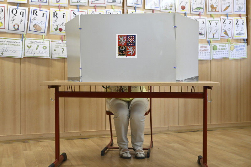 Una mujer emite su voto en un centro de votación de Praga