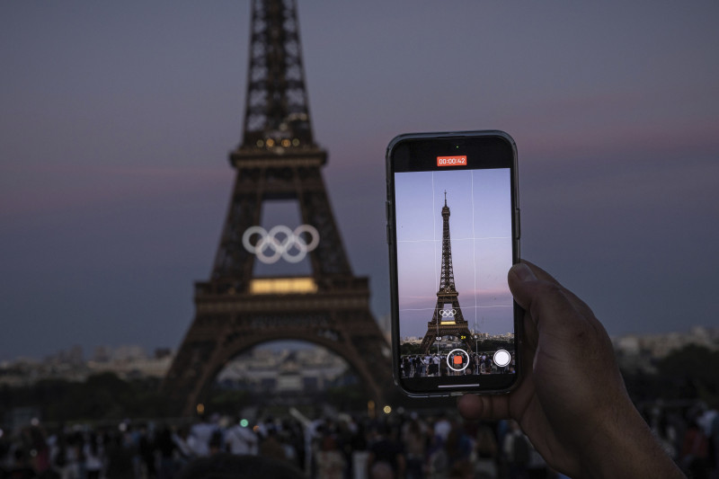 anillos olímpicos en la Torre Eiffel