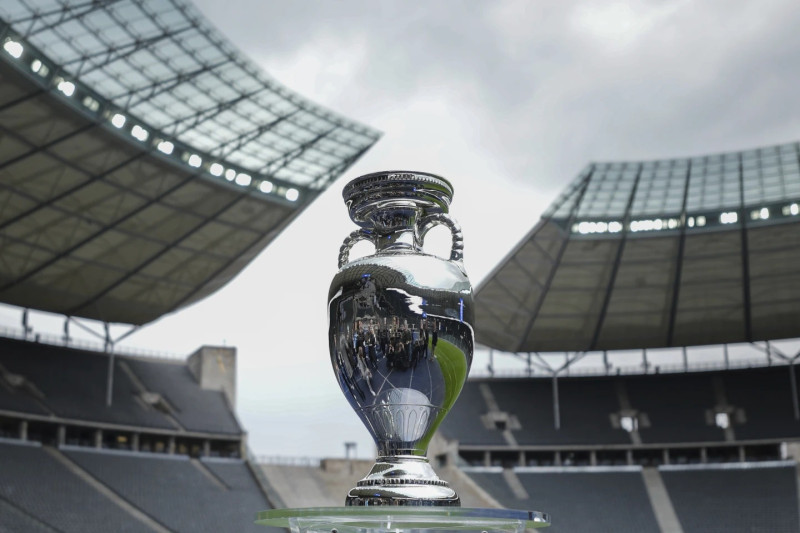 El trofeo del campeonato europeo es presentado en el Estadio Olímpico de Berlín, el 24 de abril pasado.