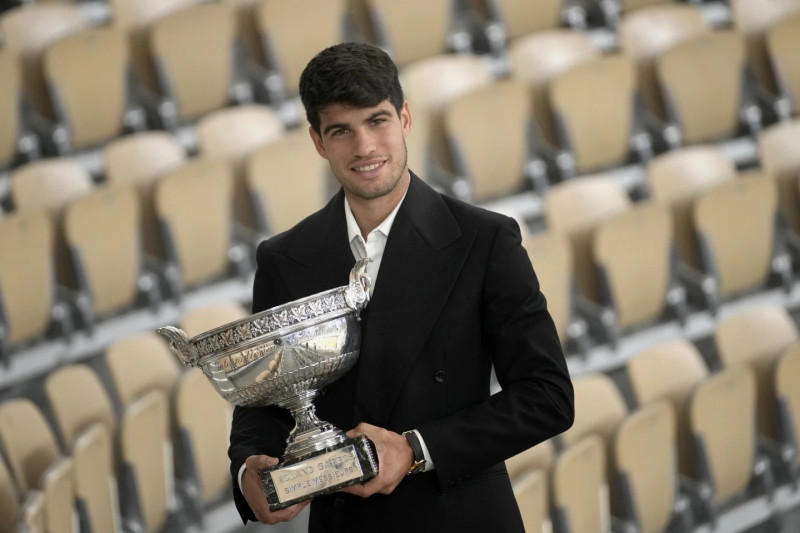 Carlos Alcaraz sostiene el trofeo que lo acredita como campeón del Abierto de Francia.