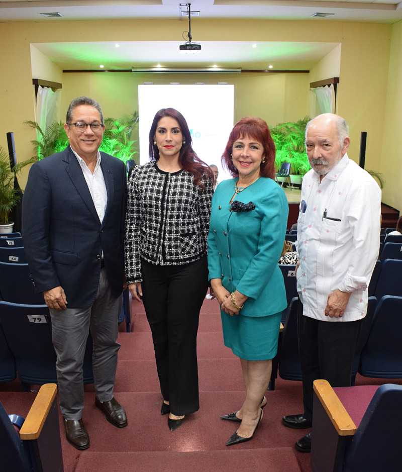 Manuel Matos, Karina Sanchez  Campos, Clary Campos y Dr. Miguel Suazo.