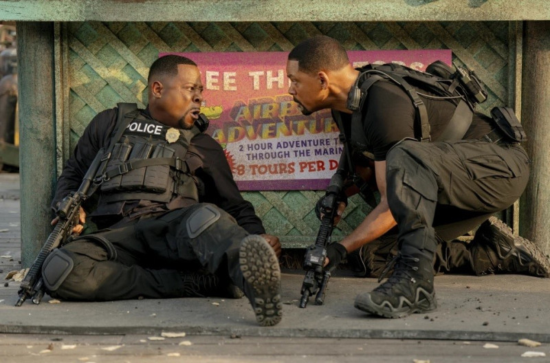 Esta imagen proporcionada por Sony Pictures muestra a Will Smith, derecha, y Martin Lawrence en una escena de la película “Bad Boys: Ride or Die”.